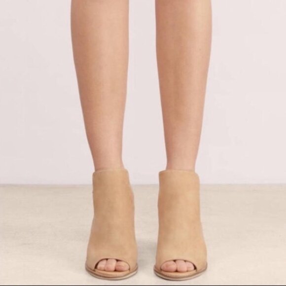 Chinese Laundry Caleb Suede Stacked Heel Sandals Brass Buckle Nude Size 8 - Picture 8 of 15